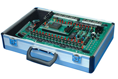    LG-EDA01型 實(shí)驗(yàn)開發(fā)系統(tǒng)，一改傳統(tǒng)數(shù)字電路實(shí)驗(yàn)系統(tǒng)“芯片＋連線”做法，而采用CPLD或FPGA等大規(guī)模在線可編程器件,使數(shù)字電路的硬件軟設(shè)計,即電子設(shè)計自動化EDA.該系統(tǒng)支持眾多著名公司的CPLD/ FPGA芯片應(yīng)用開發(fā)，并配有相應(yīng)的開發(fā)軟件,適用廣大高校的EDA數(shù)學(xué)實(shí)驗(yàn)、課程設(shè)計和畢業(yè)設(shè)計，同時也為科研院所提供了良好的開發(fā)環(huán)境。 