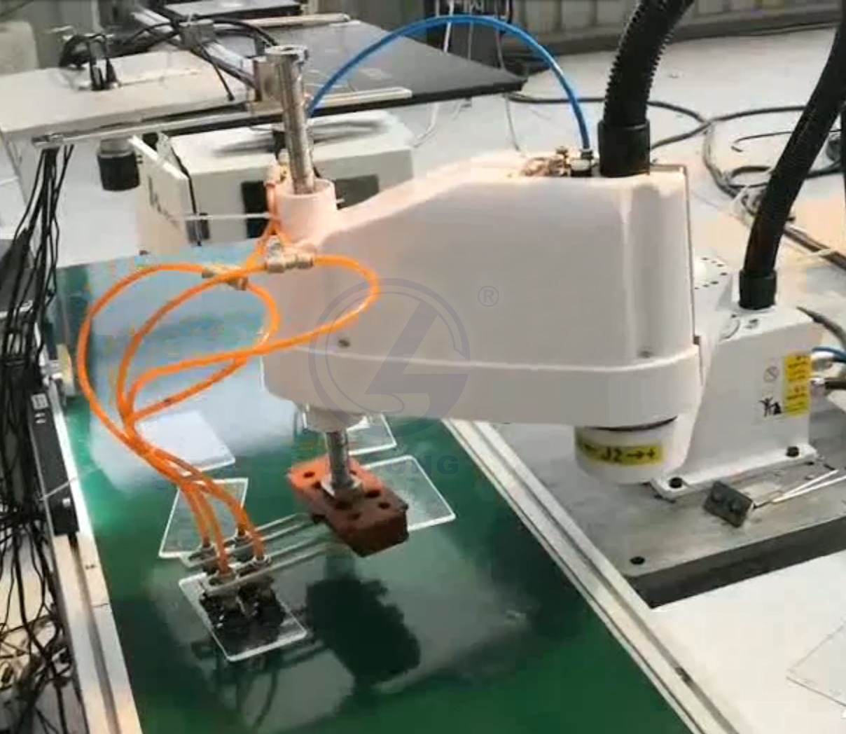 工業(yè)機(jī)器人生產(chǎn)流水線